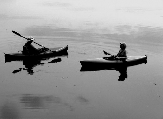 dos personas dialogando en un embalse